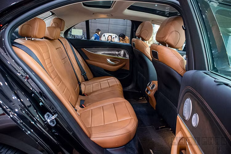 Màn hình giải trí trên Mer E300 AMG 2020 có kích thước 12,3 inch hỗ trợ kết nối Apple CarPlay/Android Auto/AUX/USB/Bluetooth/AM/FM... với đầu ra là hệ thống âm thanh Burmester cao cấp. Những tiện nghi khác trên chiếc E300 mới này có thể kể đến như: cửa sổ trời Panoramic, hệ thống AIR-BALANCE với bộ lọc không khí cao cấp tích hợp chức năng ion hóa oxy &amp; tạo hương thơm thông minh, Touchpad điều khiển cảm ứng trên bệ trung tâm, điều hòa khí hậu tự động 3 vùng THERMOTRONIC...