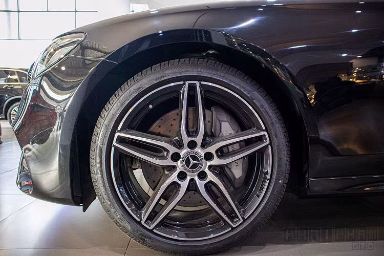 Phần đầu của E300 2020 dù sang trọng nhưng vẫn mang vẻ hầm hố riêng với hệ thống lưới tản nhiệt mạ crom, 2 thanh ngang to bản cùng logo cỡ lớn của hãng. Cản trước của Mercedes E300 mới trong gói trang bị riêng nên có thiết kế khá bắt mắt với những đường nét gân guốc, hốc gió cũng được thiết kế khoẻ khoắn tích hợp cảm biến phía trước.