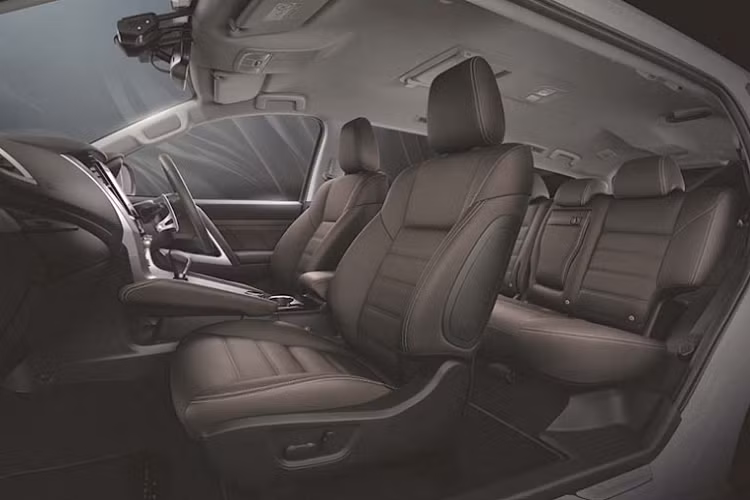 Phiên bản đặc biệt này vẫn đi cùng chính sách bảo hành 5 năm/ 100.000 km của hãng. Giá xe Mitsubishi Pajero Sport Elite Edition tại Thái Lan như sau: 2.4 GT-Premium 2WD Elite Edition: 1.524.000 baht (1,13 tỷ đồng); 2.4 GT-Premium 4WD Elite Edition: 1.629.000 baht (1,21 tỷ đồng)