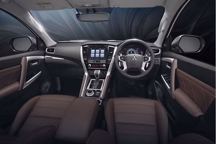 Xe vẫn sở hữu các tính năng an toàn và hỗ trợ lái gồm: Hỗ trợ chuyển làn đường (LCA) và cảnh báo phương tiện cắt ngang khi lùi (RCTA), bên cạnh kiểm soát hành trình chủ động (Active Cruise Control), cảnh báo điểm mù (BSM), phanh tự động khẩn cấp (AEB), camera quan sát xung quanh xe (AVM – Around View Monitor), khởi hành ngang dốc, hỗ trợ xuống dốc và 7 túi khí.