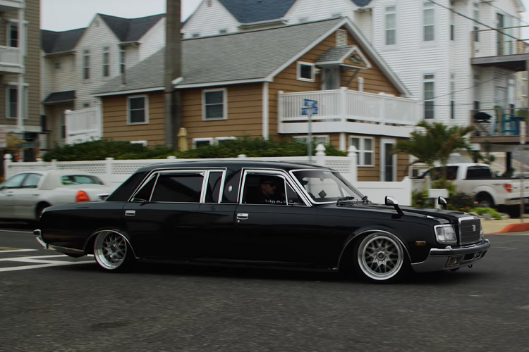 Đội ngũ kênh YouTube “Halcyon” đã chọn những góc máy đẹp để tôn vinh chiếc xe trên đường phố.