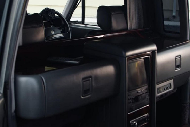 Tại sao lại như vậy? Bởi vì mẫu sedan sang trọng này chỉ lưu hành ở nội địa Nhật Bản, và thậm chí ngay ở quê nhà, nó cũng là một món hàng cực hiếm. Chỉ một số ít các vị chủ tịch tập đoàn, cùng với thành viên Hoàng Gia Nhật Bản và một số quan chức địa phương là có sở hữu một chiếc Toyota Century sang chảnh.