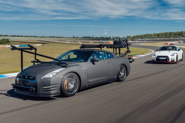 Mẫu xe Nissan GT-R 2020 được giới thiệu vào tháng 4 năm ngoái, nó đã nhận được khá nhiều nâng cấp so với thế hệ cũ. Với lợi thế sức mạnh và nhỏ gọn, chiếc xe đã được Mauro Calo nâng cấp thành một chiếc xe quay phim chuyên dụng.