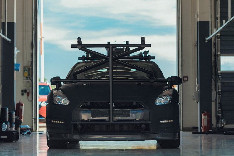 Mauro Calo chính xác là một người lái xe chuyên nghiệp, ông từng lập kỷ lục khi biểu diễn drift trên chiếc Mercedes-Benz C63 AMG. Bên cạnh đó, ông cũng là một chuyên gia quay video về xe có tiếng trên thế giới.