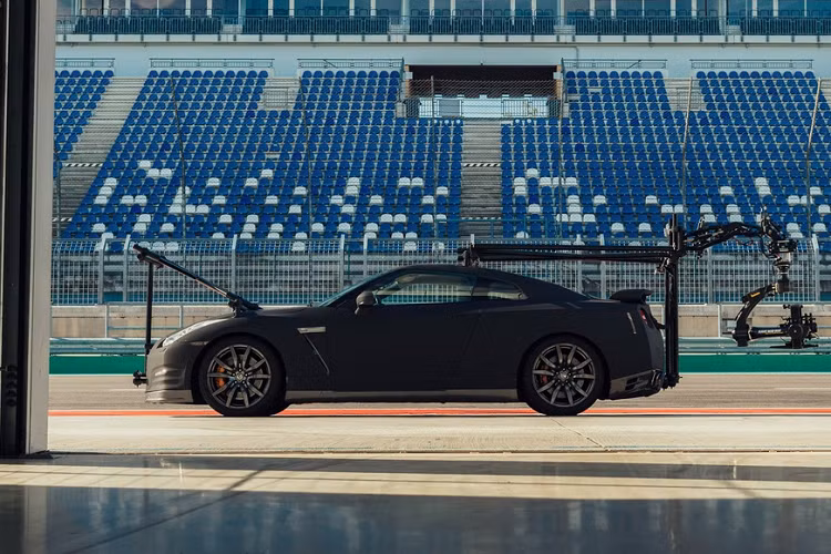 Thông thường xe quay phim chuyên dụng là những chiếc SUV hiệu suất cao, tuy nhiên nhược điểm của chúng là không nhanh nhẹn và khó có thể bắt kịp những chiếc xe thể thao trên đường đua. Đó cũng chính là lý do khiến cho chiếc xe quay phim Nissan GT-R này ra đời, chiếc xe được thay đổi hệ thống treo thấp hơn, trang bị động cơ tăng áp 3.8L và dẫn động 4 bánh AWD.