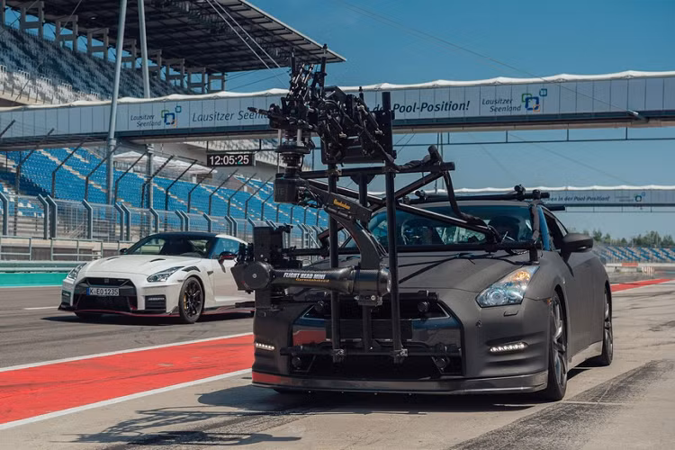 Hầu hết xe quay phim đều được sơn màu đèn mờ, điều này giúp hạn chế các phản xạ của ánh nắng mặt trời lên đối tượng được quay.