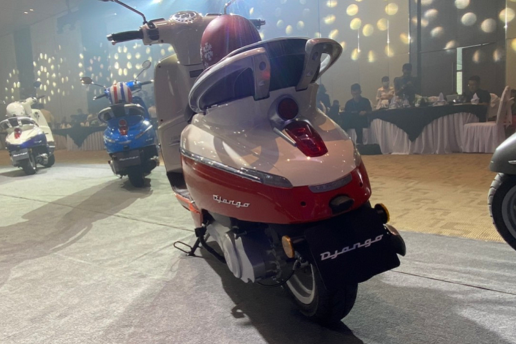 Peugeot Django vẫn giữ kiểu dáng xe tay ga scooter đặc trưng của mình với thân xe dài tới 1.925mm, cùng chiều cao xe 770mm khá phù hợp với vóc dáng khách hàng Việt Nam nói riêng và Châu Á nói chung. Phần yên xe của Peugeot Django được thiết kế hai phần riêng biệt tạo cảm giác cổ điển.