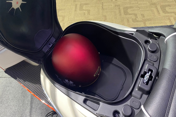 Điều này được thể hiện khá rõ qua các đường viền crôm chạy dọc thân xe và những điểm nhấn nổi bật như logo “Sư tử Pháp” được viền bởi đèn LED ban ngày và đèn pha dạng tròn.