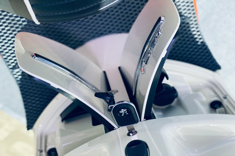 Điểm nổi bật của Peugeot Django chính là ở trang bị an toàn bao gồm hệ thống phanh đĩa ở cả bánh trước và bánh sau, hệ thống chống bó cứng phanh ABS và khoá từ chống trộm. Tiện nghi đi kèm của Peugeot Django còn phải kể đến cốp xe thể tích 18 lít, cổng sạc 12V.