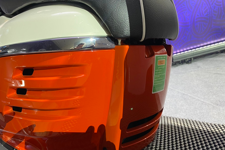 Với thiết kế được lấy cảm hứng từ những mẫu xe huyền thoại S55 và S57, Peugeot Django là sự kết hợp giữa những đường nét cổ điển với kiểu dáng bo tròn, thuôn dài cùng phong cách hiện đại.