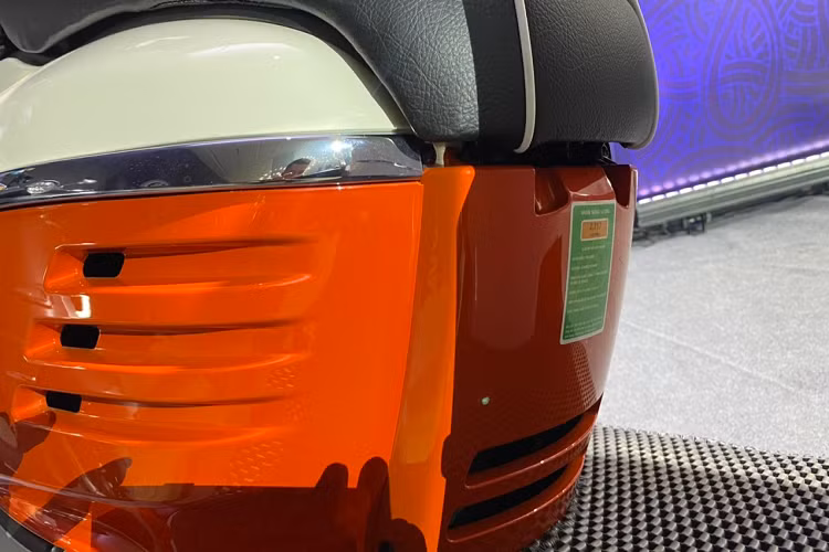 Với thiết kế được lấy cảm hứng từ những mẫu xe huyền thoại S55 và S57, Peugeot Django là sự kết hợp giữa những đường nét cổ điển với kiểu dáng bo tròn, thuôn dài cùng phong cách hiện đại.