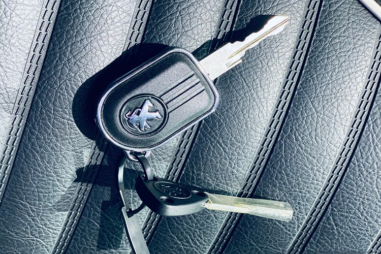 Peugeot Django sẽ được phân phối tại Việt Nam thông qua hệ thống điểm bán hàng xe máy dựa trên mạng lưới Showroom xe du lịch Peugeot kết hợp xưởng dịch vụ theo tiêu chuẩn Peugeot toàn cầu.