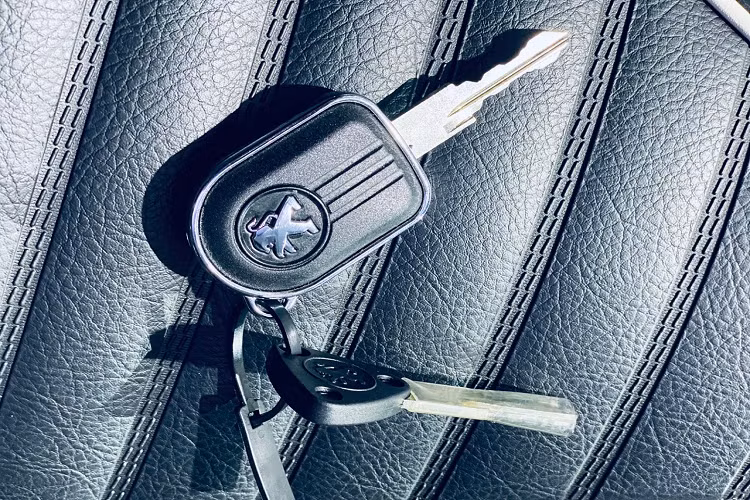 Peugeot Django sẽ được phân phối tại Việt Nam thông qua hệ thống điểm bán hàng xe máy dựa trên mạng lưới Showroom xe du lịch Peugeot kết hợp xưởng dịch vụ theo tiêu chuẩn Peugeot toàn cầu.