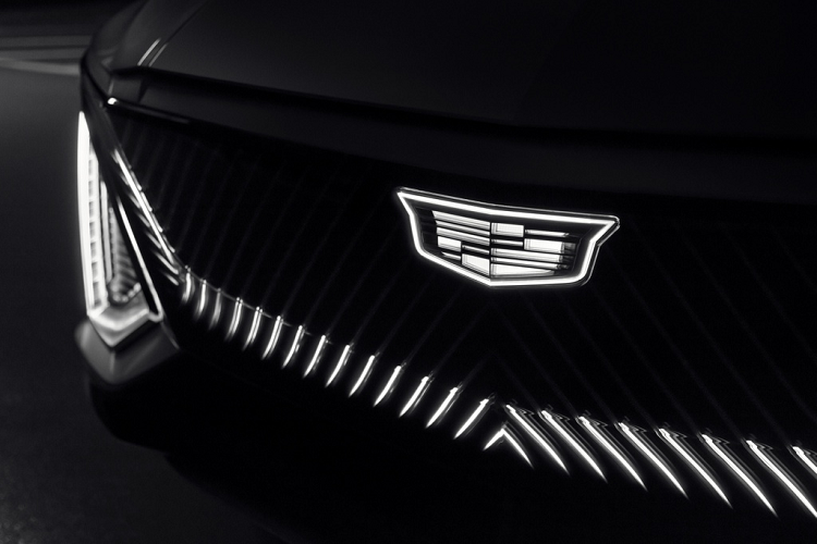 Tổng thể, Lyriq mang đậm phong cách thiết kế của Cadillac với kiểu dáng vuông vức, hầm hố. Là mẫu xe điện, Lyriq được bổ sung một số đường nét mang tính tương lai. Tiêu biểu là lưới tản nhiệt "giả" chiếm trọn phần đầu xe và có thể phát sáng, hệ thống đèn chiếu sáng được đặt ở 2 hốc hút gió bên - vị trí vốn dành cho đèn sương mù.