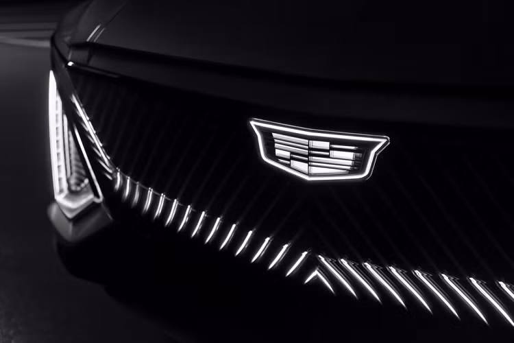 Tổng thể, Lyriq mang đậm phong cách thiết kế của Cadillac với kiểu dáng vuông vức, hầm hố. Là mẫu xe điện, Lyriq được bổ sung một số đường nét mang tính tương lai. Tiêu biểu là lưới tản nhiệt "giả" chiếm trọn phần đầu xe và có thể phát sáng, hệ thống đèn chiếu sáng được đặt ở 2 hốc hút gió bên - vị trí vốn dành cho đèn sương mù.