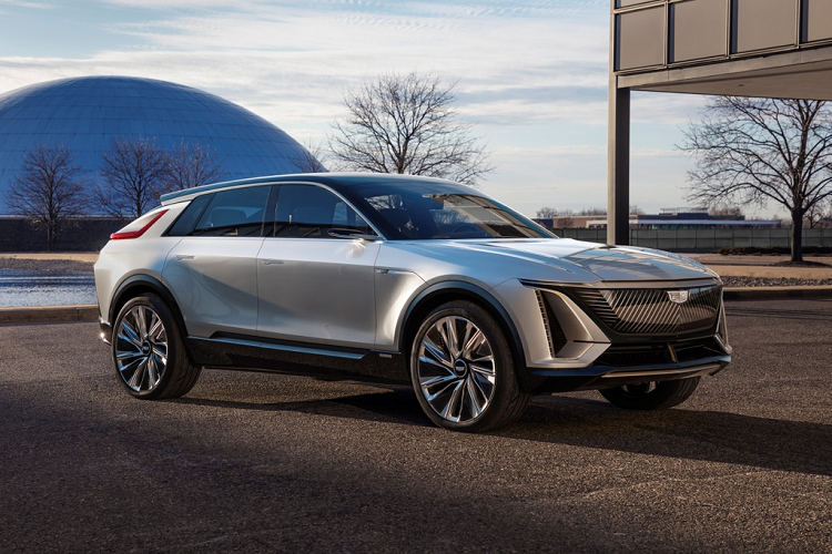 Cadillac vừa vén màn mẫu SUV chạy điện Lyriq sau 4 tháng bị hoãn. Theo kế hoạch ban đầu, Cadillac Lyriq 2021 mới được giới thiệu vào ngày 2/4 tại Los Angeles. Hồi tháng 3, dịch Covid-19 diễn biến phức tạp tại thành phố này nên buổi ra mắt Lyriq bị hoãn lại.