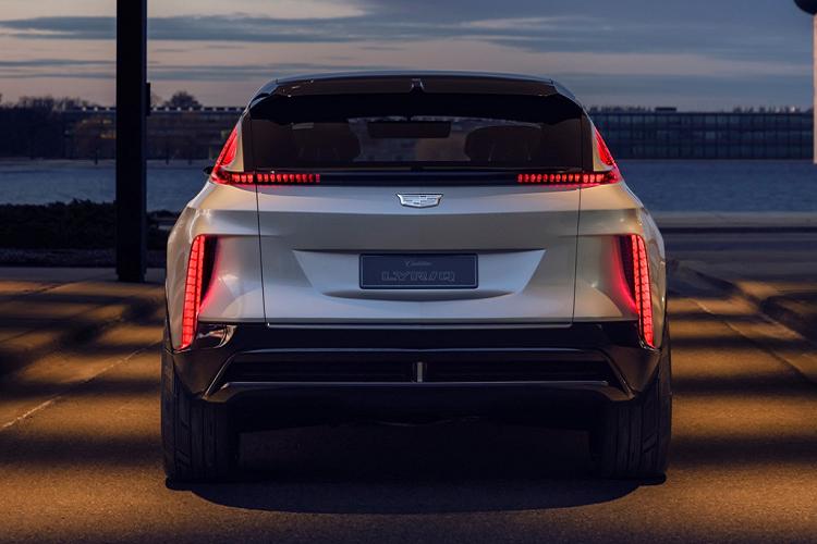 Ở phía sau, đèn hậu LED được chia 2 phần: một phần đặt ở vị trí quen thuộc và một phần đặt ở khe khuếch tán, tương tự cách đặt đèn chiếu sáng phía trước.