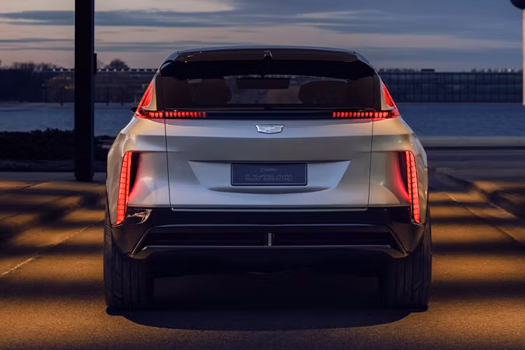 Ở phía sau, đèn hậu LED được chia 2 phần: một phần đặt ở vị trí quen thuộc và một phần đặt ở khe khuếch tán, tương tự cách đặt đèn chiếu sáng phía trước.