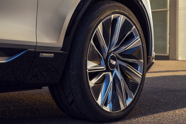 Bộ mâm đa chấu kích thước lên đến 23 inch và gương chiếu hậu tích hợp camera là điểm nhấn ở ngoại thất của Lyriq.