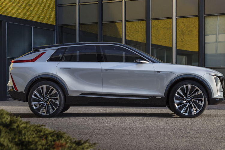 Ngoài nền tảng mới, chiếc SUV này còn được trang bị hệ thống pin Ultium do GM phát triển. Pin Ultium có dung lượng tối đa lên đến 200 kWh, gấp đôi dung lượng pin trên các phiên bản Tesla P100D. Pin Ultium còn có khả năng sạc nhanh và chi phí sản xuất thấp hơn pin Lithium do sử dụng ít hơn 70% lượng cobalt - một kim loại quý và đắt đỏ.