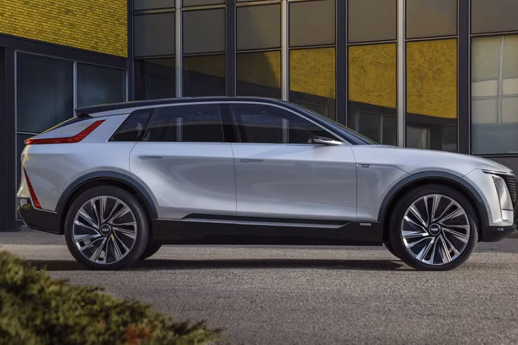 Ngoài nền tảng mới, chiếc SUV này còn được trang bị hệ thống pin Ultium do GM phát triển. Pin Ultium có dung lượng tối đa lên đến 200 kWh, gấp đôi dung lượng pin trên các phiên bản Tesla P100D. Pin Ultium còn có khả năng sạc nhanh và chi phí sản xuất thấp hơn pin Lithium do sử dụng ít hơn 70% lượng cobalt - một kim loại quý và đắt đỏ.