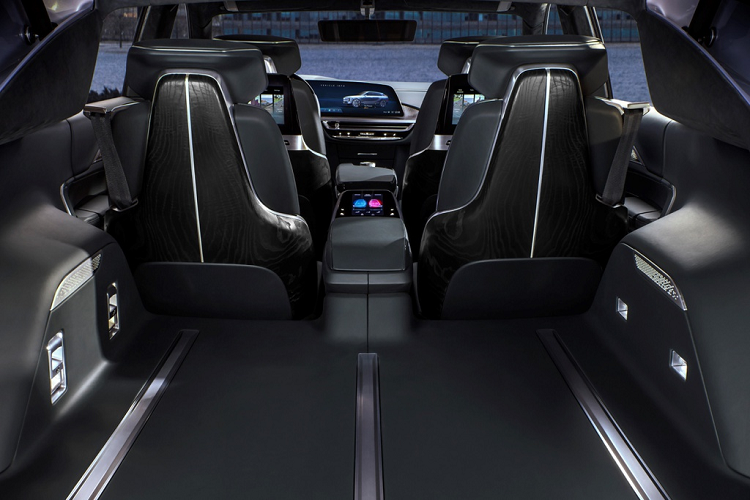 Khi bước vào xe, bạn sẽ được chào đón bởi một chuỗi đèn bật sáng theo thứ tự và đồng thời ghế, gương, hệ thống điều hòa sẽ tự điều chỉnh về chế độ đã được ghi nhớ trước. Toàn bộ khoang ca-bin được phủ trong da màu đen, nhựa màu đen bóng và một số chi tiết bằng kim loại sáng.