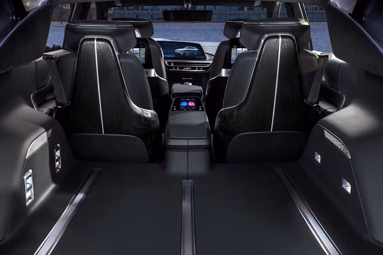 Khi bước vào xe, bạn sẽ được chào đón bởi một chuỗi đèn bật sáng theo thứ tự và đồng thời ghế, gương, hệ thống điều hòa sẽ tự điều chỉnh về chế độ đã được ghi nhớ trước. Toàn bộ khoang ca-bin được phủ trong da màu đen, nhựa màu đen bóng và một số chi tiết bằng kim loại sáng.