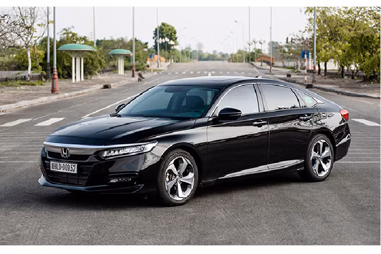 6. Honda Accord: 15 xe Kết thúc tháng 10/2020, đã có 15 xe Honda Accord được bán ra thị trường, giảm 8 xe so với tháng trước. Doanh số cộng dồn 10 tháng đầu năm của mẫu sedan hạng D Honda Accord đạt 204 xe.