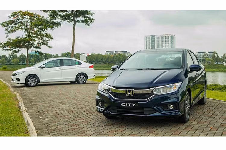 4. Honda City: 8 xe Khá bất ngờ vì lần đầu tiên trong năm 2020, Honda City góp mặt trong danh sách 10 ô tô bán ít nhất. Nguyên nhân là do nguồn cung mẫu cũ đã hết và thế hệ mới sắp ra. Kết thúc tháng 10/2020, doanh số bán Honda City chỉ dừng ở mức 8 xe. Hiện tại, các đại lý Honda đã nhận đơn đặt hàng với City thế hệ mới.