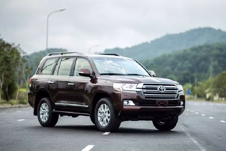 9. Toyota Land Cruiser: 27 xe Mẫu xe Toyota thứ 4 góp mặt trong danh sách bán “ế” nhất tại Việt Nam tháng 10/2020 là Land Cruiser với 27 xe tới tay khách hàng, tăng 24 xe so với tháng trước đó. Doanh số cộng dồn từ đầu năm tới hết tháng 10/2020 của Toyota Land Cruiser là 195 xe.