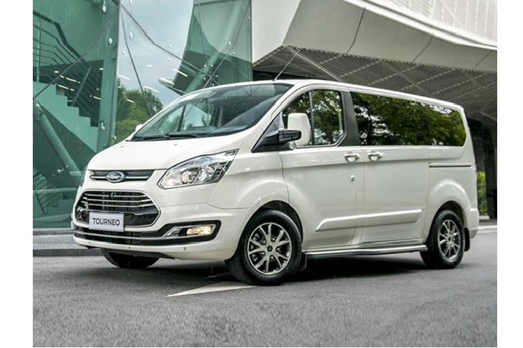 8. Ford Tourneo: 26 xe Mẫu MPV của thương hiệu Mỹ có doanh số 26 xe bán ra trong tháng 10/2020, tăng 6 xe so với tháng 9/2020. Mặc dù có giá bán rẻ nhất phân khúc (999 triệu đồng đến 1,069 tỉ đồng), mẫu MPV này vẫn khó thu hút được khách hàng do kiểu dáng thực dụng.