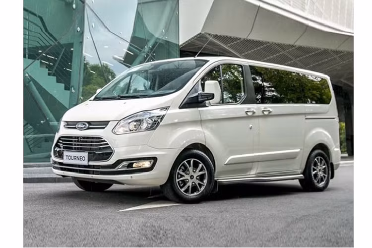 8. Ford Tourneo: 26 xe Mẫu MPV của thương hiệu Mỹ có doanh số 26 xe bán ra trong tháng 10/2020, tăng 6 xe so với tháng 9/2020. Mặc dù có giá bán rẻ nhất phân khúc (999 triệu đồng đến 1,069 tỉ đồng), mẫu MPV này vẫn khó thu hút được khách hàng do kiểu dáng thực dụng.