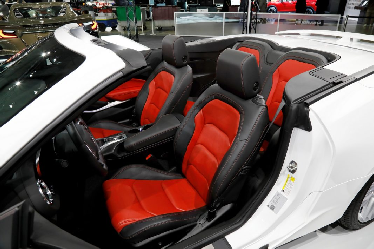 Ngoài ra, Camaro 2020 tại thị trường Nhật Bản cũng sẽ dược trang bị tiêu chuẩn hệ thống cảnh báo áp suất lốp, hệ thống chỉ đường Cloud Streaming Navi cho phép định vị ở cả những nơi không có GPS.