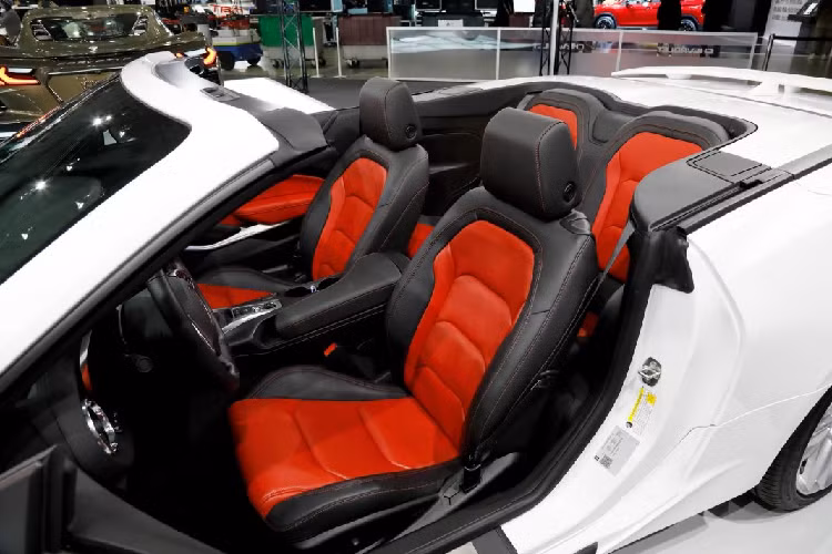 Ngoài ra, Camaro 2020 tại thị trường Nhật Bản cũng sẽ dược trang bị tiêu chuẩn hệ thống cảnh báo áp suất lốp, hệ thống chỉ đường Cloud Streaming Navi cho phép định vị ở cả những nơi không có GPS.