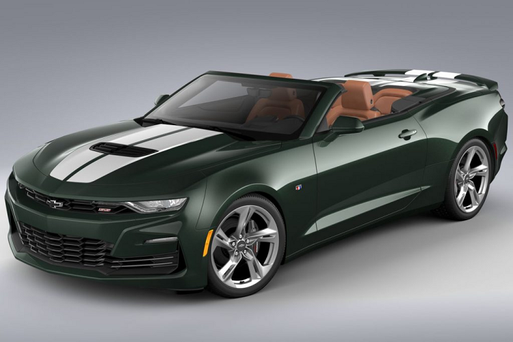 Đi cùng với phối màu này là bộ mâm năm chấu màu bạc hoặc màu đen, trên phiên bản cao cấp SS sẽ được trang bị thêm viền mâm màu đỏ. Bên trong, nội thất của những chiếc coupe sẽ được bọc da màu đen (Jet Black) trong khi phiên bản mui xếp sẽ được bọc da màu be, tất cả đều được trang bị ghê Kalahari đặc trưng của Camaro.