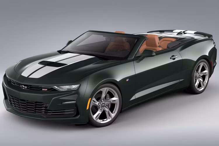 Đi cùng với phối màu này là bộ mâm năm chấu màu bạc hoặc màu đen, trên phiên bản cao cấp SS sẽ được trang bị thêm viền mâm màu đỏ. Bên trong, nội thất của những chiếc coupe sẽ được bọc da màu đen (Jet Black) trong khi phiên bản mui xếp sẽ được bọc da màu be, tất cả đều được trang bị ghê Kalahari đặc trưng của Camaro.