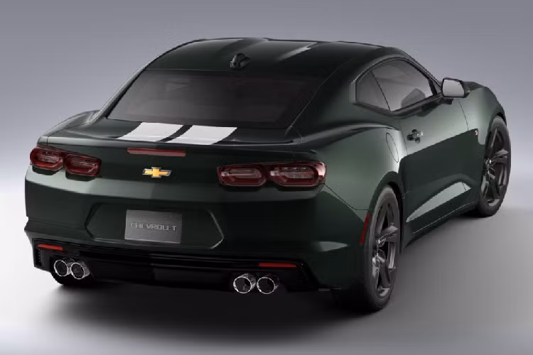 Trên phiên bản đặc biệt này, tất cả 65 chiếc Camaro Heritage Edition mới này đều sẽ được sơn màu xanh lá đậm (Rally Green Metallic) với đường kẻ sọc màu trắng chạy từ đầu capo đến hết đuôi xe. Theo Chevrolet, màu sơn này là màu sơn mang tính biểu tượng của dòng xe trong những năm 60 của thế kỷ trước.