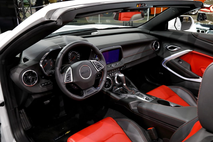 Giống với phiên bản ra mắt trước đây ở Mỹ, Camaro 2020 tại Nhật Bản sẽ sở hữu phần cản trước hầm hố và giống với phiên bản Shock Concept.