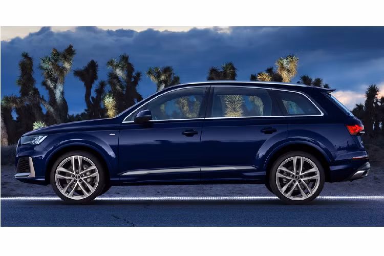 Hệ thống đèn chiếu sáng được thiết kế cách điệu, tương tự Q8, Q3… Audi trang bị cho Q7 bản tiêu chuẩn bộ mâm 20 inch và hệ thống đèn chiếu sáng LED. Trong khi đó, phiên bản S-line được nâng cấp lên mâm 21 inch, hệ thống treo khí nén và cụm đèn Matrix LED.