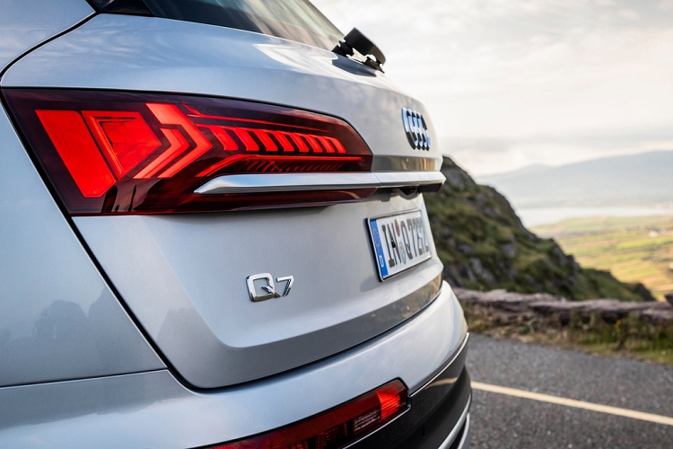 Ở phía sau, hệ thống đèn hậu cũng được tinh chỉnh với các dải LED tạo hiệu ứng 3D xếp song song theo chiều ngang thân xe, nối liền bởi dải chrome.