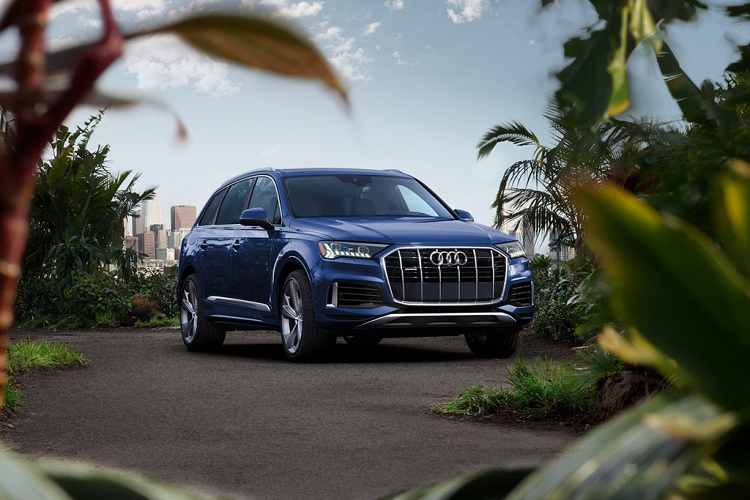 Audi Q7 bản facelift được tinh chỉnh khá nhiều ở phần ngoại thất. Nổi bật nhất là phần lưới tản nhiệt được thiết kế lại theo kiểu nan dọc thay cho thiết kế nan ngang đã có từ đời 2015. Cản va trước thể thao hơn với hốc gió khí động học kích thước lớn.