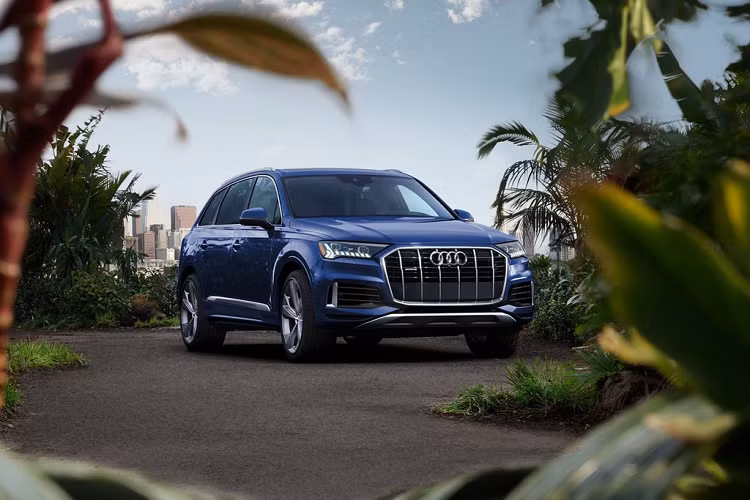 Audi Q7 bản facelift được tinh chỉnh khá nhiều ở phần ngoại thất. Nổi bật nhất là phần lưới tản nhiệt được thiết kế lại theo kiểu nan dọc thay cho thiết kế nan ngang đã có từ đời 2015. Cản va trước thể thao hơn với hốc gió khí động học kích thước lớn.