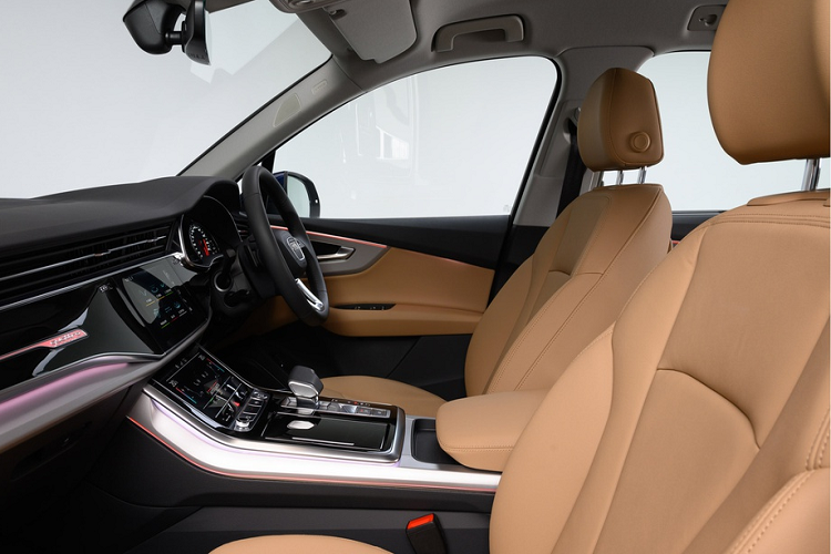 Audi Q7 được trang bị hệ thống thông tin giải trí MMI Radio, kết nối Audi Connect, buồng lái ảo, hàng ghế trước điều chỉnh điện, điều hòa 2 vùng, cốp đóng/mở điện và đèn viền nội thất. Phiên bản S-line có thêm điều hòa 4 vùng độc lập, dàn âm thanh Bose cao cấp.