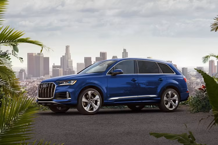 Mẫu xe Audi Q7 2020 phiên bản nâng cấp giữa vòng đời vừa được phân phối tại Thái Lan. Chiếc SUV hạng sang này có 2 phiên bản: 45 TDI Quattro (148.660 USD - khoảng 4,32 tỷ đồng) và 45 TDI Quattro S-line (162.450 USD - tương đương 3,76 tỷ đồng).