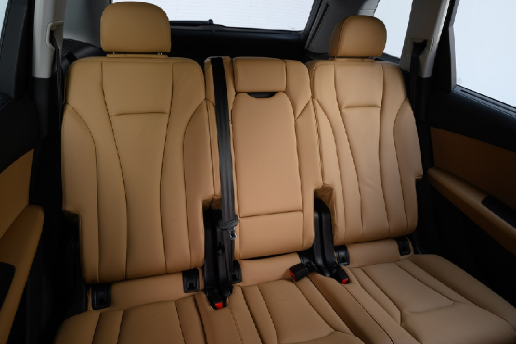 Đầu tháng 3, hình ảnh Audi Q7 bản facelift đang khui công được lan truyền trên mạng xã hội tại Việt Nam. Chiếc Q7 này thuộc phiên bản 55 TFSI, cao cấp hơn phiên bản ra mắt tại Thái Lan. Q7 55 TFSI được trang bị động cơ tăng áp 3.0L 6 xy-lanh, cho công suất 335 mã lực, mô-men xoắn 500 Nm, tăng tốc 0-100 km/h trong 5,7 giây.