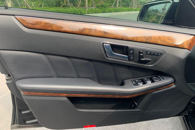 Bên cạnh đó, mẫu la-zăng 17 inch với 10 chấu kép cũng phần nào thể hiện định hướng cổ điển của E300, khi lăn bánh tạo hình rất bắt mắt. Nẹp cửa sổ bằng kim loại và đường nẹp thân xe kim loại tăng thêm sự sang trọng, tinh tế hơn cho chiếc xe này.