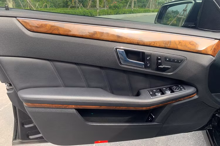 Bên cạnh đó, mẫu la-zăng 17 inch với 10 chấu kép cũng phần nào thể hiện định hướng cổ điển của E300, khi lăn bánh tạo hình rất bắt mắt. Nẹp cửa sổ bằng kim loại và đường nẹp thân xe kim loại tăng thêm sự sang trọng, tinh tế hơn cho chiếc xe này.