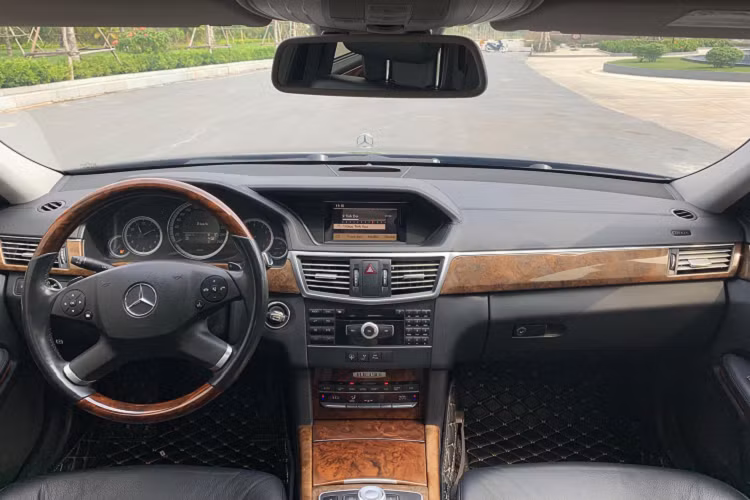 Thông thường, những chiếc xe có giá trị lớn như Mercedes-Benz E300 được các chủ nhân nâng niu và giữ gìn cẩn thận ngay từ khi mua về. Do vậy sau 8 năm sử dụng thì chất lượng xe vẫn còn mới, các chi tiết vẫn đậm chất xe sang dù dòng E-Class thế hệ cũ có kiểu dáng tương đối cổ điển.