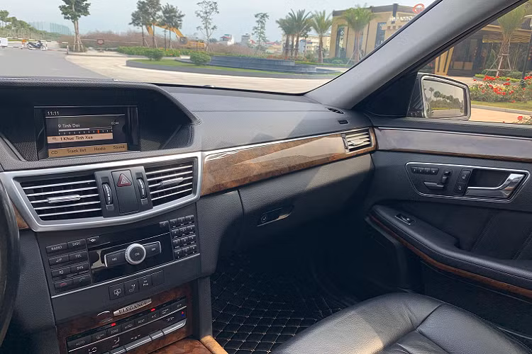 Nội thất của Mercedes-Benz E300 thể hiện sự cao cấp bằng các chi tiết ốp gỗ, ghế da, cùng trang trí sợi hợp kim nhôm… E300 Elegance Sedan được trang bị tiêu chuẩn bộ kết nối đa phương tiện UCI (Universal Communication Interface) cho phép người lái truy cập nhiều thiết bị giải trí ngoại vi như iPod, thẻ nhớ… bằng hệ thống giải trí trên xe Audio 20 với ổ 6 đĩa DVD, 2 màn hình LCD 8 inch, tai nghe độc lập cho hàng ghế sau.