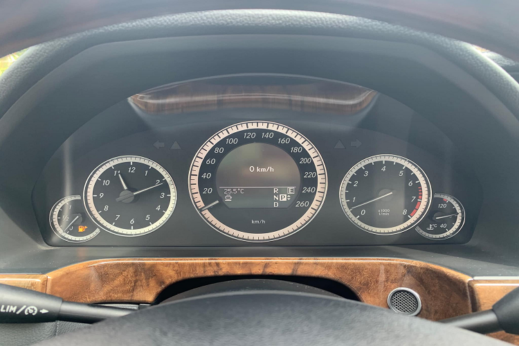 Là mẫu xe đầu bảng ở thời điểm đó, Mercedes-Benz E300 có danh sách dài các trang bị tiện ích như 2 ghế trước chỉnh điện và có nhớ vị trí, cửa sổ trời cho cả 3 hàng ghế, cần số điện tử sau vô lăng, toàn bộ nội thất bọc da cao cấp và ốp gỗ sang trọng. Vô lăng có các lẫy chuyển số phía sau và được điều chỉnh điện 4 hướng, chỉnh rèm sau bằng điện, hệ thống cảnh báo áp suất lốp.